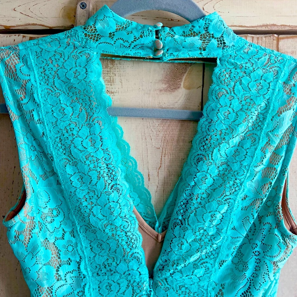 Like new Bebe dress size XS teal lace body forming